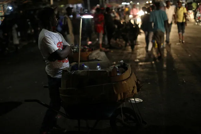 A vendor selling drinks in a wheelbarrow waits for customers in a street of Port-au-Prince, March 9, 2018. (Photo by Andres Martinez Casares/Reuters)