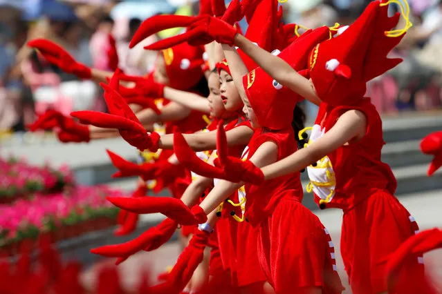 Children dressed in crayfish costumes perform during the opening ceremony of a crayfish festival in Xuyi, Jiangsu province, China June 12, 2018. (Photo by Reuters/China Stringer Network)