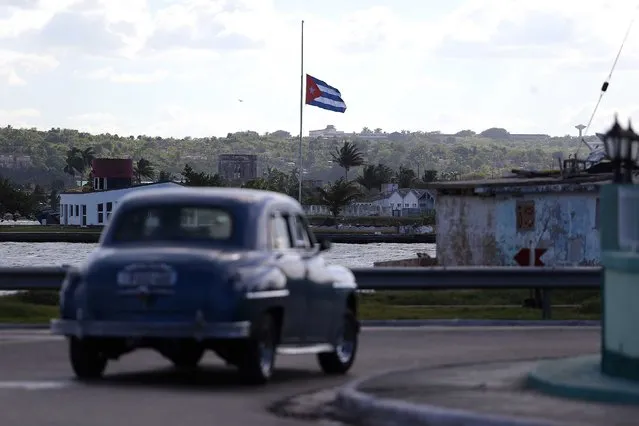 A car turns a corner in one of the cities where the caravan carrying Fidel Castro's ashes will visit in Matanzas, Cuba, November 29, 2016. (Photo by Ivan Alvarado/Reuters)
