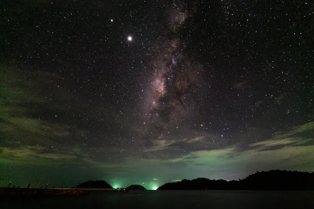 The Milky Way with Saturn and Jupiter viewed from Koh Chang, Thailand on December 21, 2020. Astronomers call this unique astronomical event as a “great conjunction”. The last time such conjunction was seen was on March, 1226. (Photo by Chakarin Wattanamongkol/Getty Images)