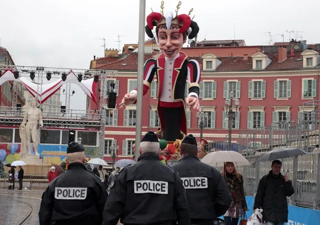 Police officers patrol next to the float of the Carnival king as part of the highest level of the “Vigipirate” security plan in Nice February 15, 2015. The 131st Carnival of Nice runs from February 13 to March 1 and will celebrate the “King of Music”. (Photo by Eric Gaillard/Reuters)