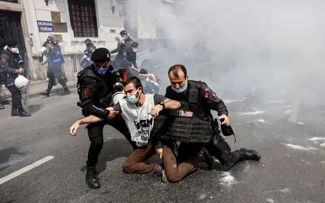 Riot police officers detain demonstrators as they attempt to defy a ban and march on Taksim Square to celebrate May Day, during a nationwide “full closure” imposed to slow the rate of the coronavirus disease (COVID-19) contagion, in Istanbul, Turkey May 1, 2021. (Photo by Umit Bektas/Reuters)