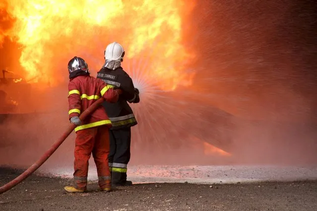 Firefighters try to put out the fire in an oil tank in the port of Es Sider, in Ras Lanuf, Libya January 23, 2016. (Photo by Reuters/Stringer)