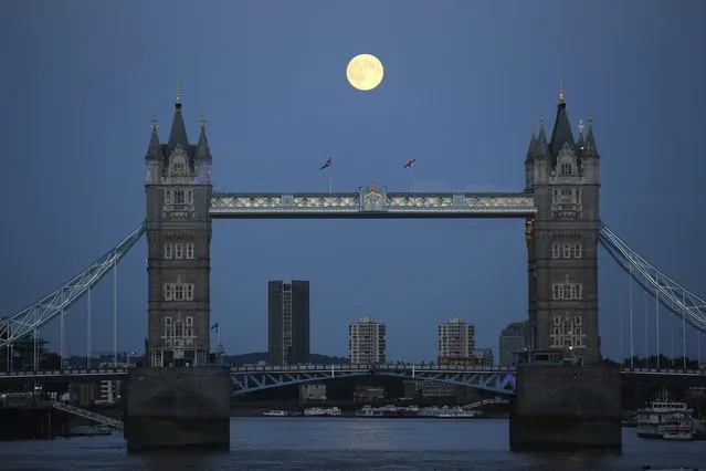 A supermoon rises over Tower Bridge in London in this August 10, 2014 file photo.  (Photo by Paul Hackett/Reuters)