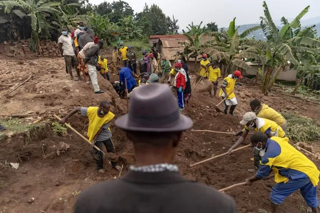 Villagers and volunteers dig looking for human remains of victims of the 1994 Rwandan Genocide hidden under the foundations of a house in Ngoma, Rwanda on January 23, 2023, where more than 82 bodies have been found since January 21, 2024. In 2024 Rwanda will commemorate Kwibuka 30, with the 30th anniversary of the Genocide against the Tutsi, when around 800,000 people were slaughtered between April and July 1994. (Photo by Guillem Sartorio/AFP Photo)