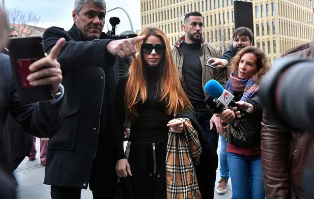 Colombian singer Shakira (C) arrives at the court in Barcelona on December 1, 2022, to attend the ratification of the separation demand with his ex husband and the agreement on the custody of their children. (Photo by Pau Barrena/AFP Photo)
