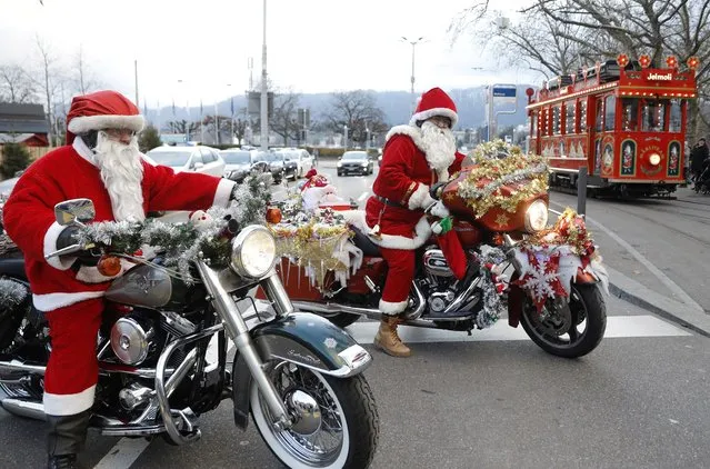 Two motorcyclists dressed up as Santa Claus are seen amid the spread of the coronavirus (COVID-19) on Bellevue square in Zurich, Switzerland on December 6, 2021. (Photo by Arnd Wiegmann/Reuters)