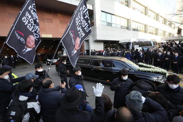 A hearse carrying the body of the late former South Korean President Chun Doo-hwan leaves a funeral hall in Seoul, South Korea, Saturday, November 27, 2021. Former South Korean military strongman Chun, who crushed pro-democracy demonstrations in 1980, died on Tuesday. He was 90. The flags read: “President Chun Doo-hwan rests in peace”. (Photo by Ahn Young-joon/AP Photo)