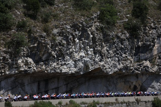 The pack of riders (peloton) cycles during the 17th stage of the 111th edition of the Tour de France cycling race, 177,8 km between Saint-Paul-Trois-Chateaux and Superdevoluy, southern France, on July 17, 2024. (Photo by Anne-Christine Poujoulat/AFP Photo)