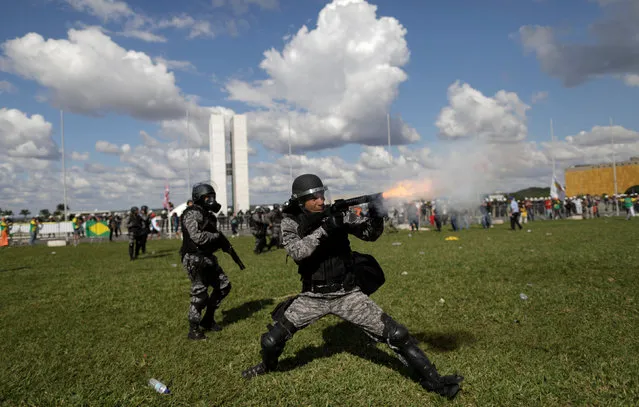 Riot police officers clash with demonstrators during a protest against President Michel Temer and the latest corruption scandal to hit the country, in Brasilia, Brazil, May 24, 2017. (Photo by Ueslei Marcelino/Reuters)