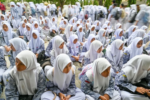 Junior high school students take part in an earthquake and tsunami drill as part of a disaster education programme in Banda Aceh on August 7, 2024. (Photo by Chaideer Mahyuddin/AFP Photo)