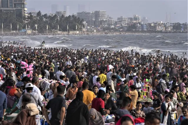 People crowd the Juhu beach on the Arabian Sea coast on a hot and humid day in Mumbai, India, Sunday, May 8, 2022. (Photo by Rafiq Maqbool/AP Photo)