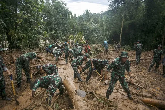 Indonesian soldiers search for landslide victims in Purworejo, Indonesia, 19 June 2016. Floods and landslides in Central Java over the past few days have killed more than 20 people and left dozens missing. (Photo by EPA/Stringer)