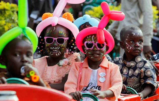 Children ride on a makeshift funfair train at the Uhuru Park grounds during Christmas Day celebrations in Nairobi, Kenya on December 25, 2019. (Photo by Njeri Mwangi/Reuters)