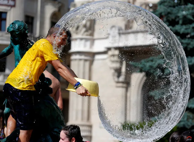 A man takes part in a water fight in the centre of Budapest, Hungary, June 25, 2016. (Photo by Laszlo Balogh/Reuters)