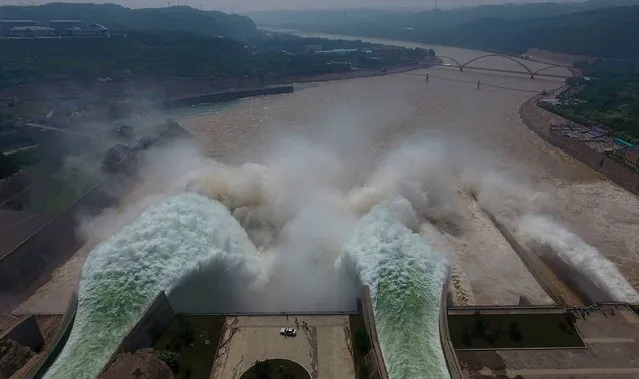 Water is released from the floodgates of the Xiaolangdi dam on the Yellow River near Luoyang, in China's Henan province on June 29, 2016. The floodgates are opened every year in an operation to flush millions of tonnes of silt from the river bed. (Photo by AFP Photo/Stringer)