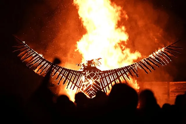 Revellers cheer as a wooden phoenix is burned at Worthy Farm in Somerset during the Glastonbury Festival in Britain, June 22, 2022. (Photo by Dylan Martinez/Reuters)