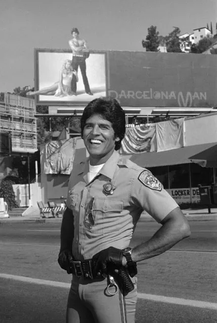 Erik Estrada, star of the television series “Chips”, is all smiles in Los Angeles  September 3, 1982 as he stands in front of a billboard for which he modeled a pair of jeans. The advertisement is part of an upcoming episode entitled “Tight Fit”. (Photo by Nick Ut/AP Photo)