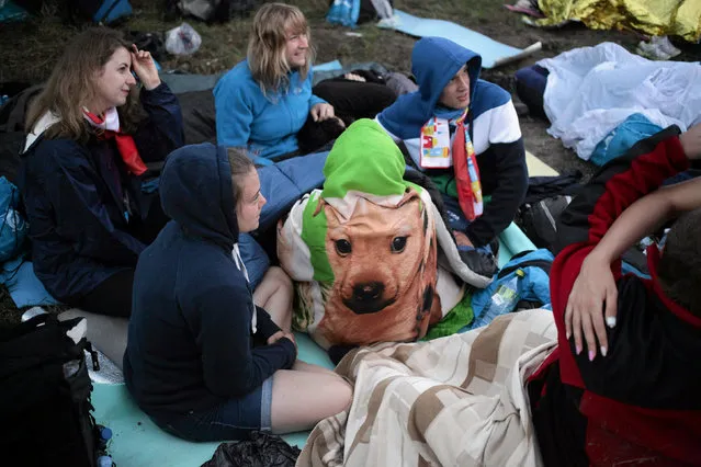 Pilgrims chat as they wait for Pope Francis at the Campus Misericordiae during World Youth Day in Brzegi near Krakow, Poland, July 31, 2016. (Photo by Slawomir Kaminski/Reuters/Agencja Gazeta)