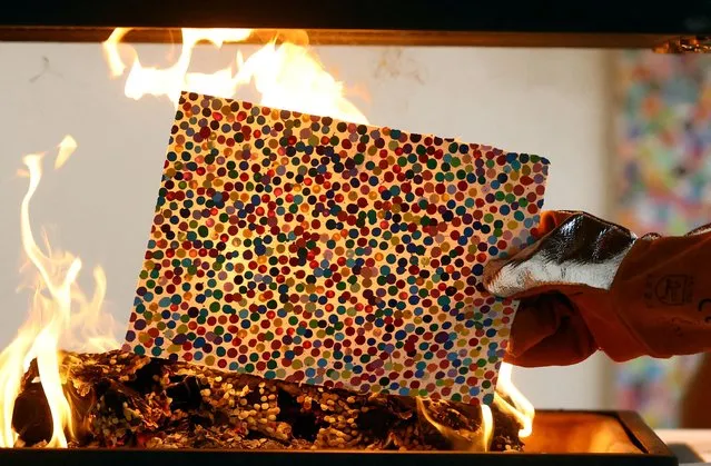 British artist Damien Hirst takes part in a burn event which is part of his latest NFT exhibition “The Currency”, in London, Britain on October 11, 2022. (Photo by Hannah McKay/Reuters)