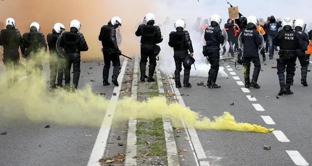 Demonstrators confront riot police during clashes in central Brussels November 6, 2014. (Photo by Francois Lenoir/Reuters)