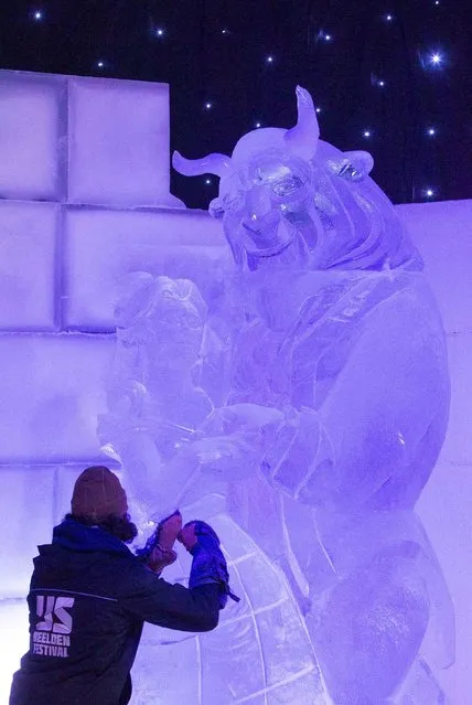 A sculptor carves an ice sculpture at the Disney Dreams Ice Festival in Antwerp November 27, 2014. (Photo by Yves Herman/Reuters)