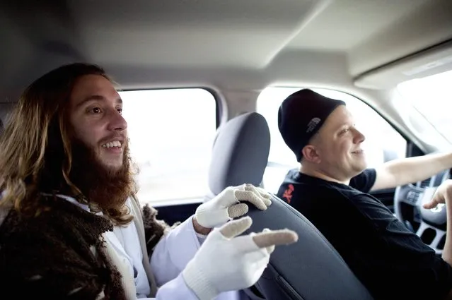 Supporter Jason Krieck, 38, gives Michael Grant, 28, “Philly Jesus”, a ride home after he had carried a 12 foot cross 8 miles from North Philadelphia to Center City as part of a Christmas walk to spread the true message of the holiday in Philadelphia, Pennsylvania December 20, 2014. (Photo by Mark Makela/Reuters)