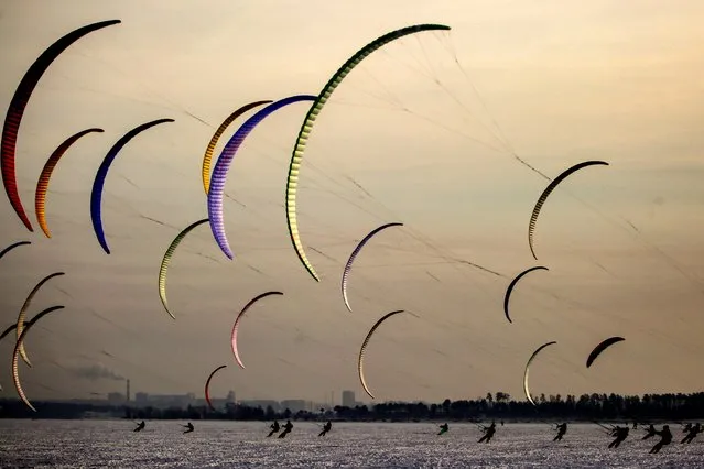 Kiters take part in the annual Siberia cup outside the city of Novosibirsk on December 6, 2020. (Photo by Rostislav Netisov/AFP Photo)