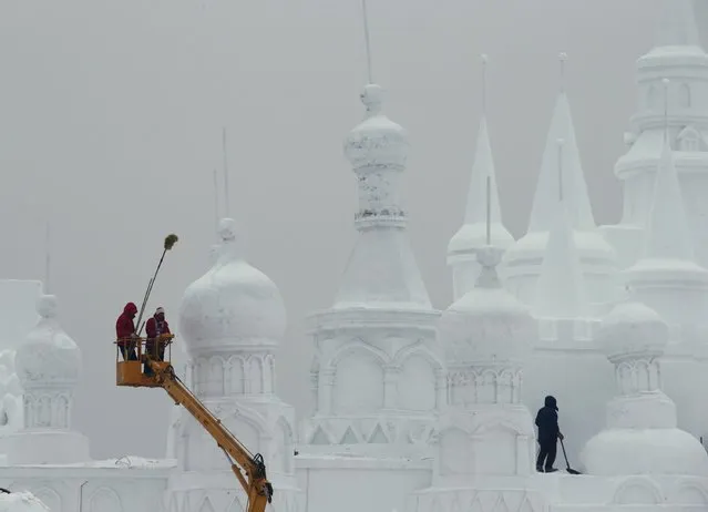 Workers polish a snow sculpture ahead of the 31st Harbin International Ice and Snow Festival in the northern city of Harbin, Heilongjiang province, January 4, 2015. (Photo by Kim Kyung-Hoon/Reuters)
