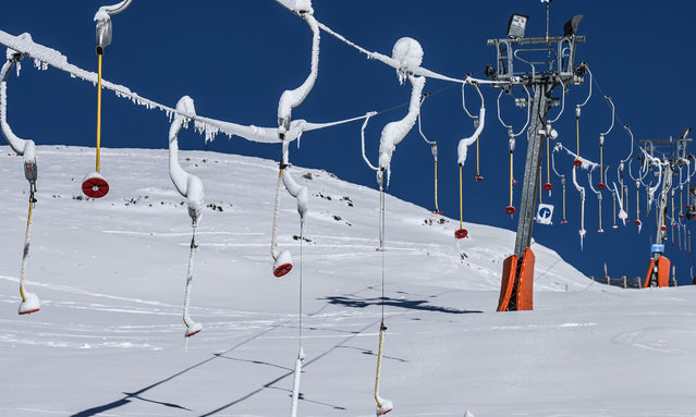 A photograph taken on January 7, 2021 shows stopped ski-lifts, in Chamrousse, near Grenoble in the Belledone range, as French government's decision to allow the ski resorts to open for the 2020/2021 winter season, after preventive measure against the spread of the Covid-19 novel coronavirus, is still in doubt. (Photo by Philippe Desmazes/AFP Photo)