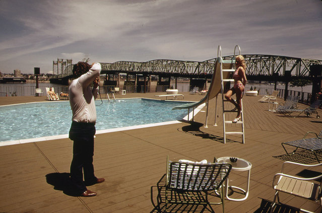 At the Thunderbird Motel, one of many new businesses that have sprung up along the banks of the Columbia River in Portland, Oregon. In the background is the interstate bridge, May 1973. (Photo by David Falconer/NARA via The Atlantic)