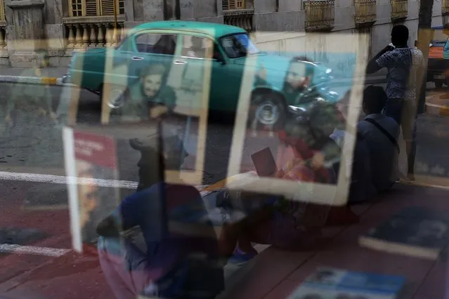 Portraits of Fidel Castro are reflected in a window in Matanzas, Cuba, November 29, 2016. (Photo by Ivan Alvarado/Reuters)