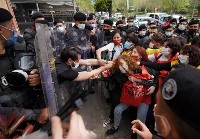 Turkish riot police officers scuffle with demonstrators as they attempt to defy a ban and march on Taksim Square to celebrate May Day, during a nationwide “full closure” imposed to slow the rate of the coronavirus, in Istanbul, Turkey on May 1, 2021. (Photo by Kemal Aslan/Reuters)