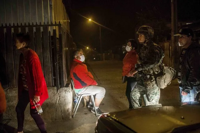 Locals evacuate their homes during a forest fire in the hills of the port city of Valparaiso, March 14, 2015. (Photo by Pablo Sanhueza/Reuters)