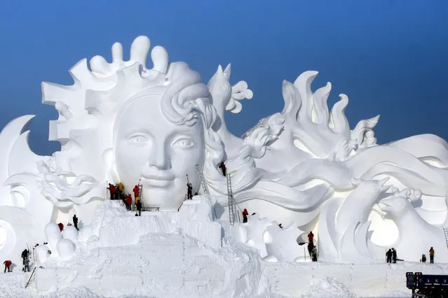 Artists work on snow sculptures at an exhibition in Harbin, Heilongjiang province, China, December 13, 2016. (Photo by Reuters/Stringer)