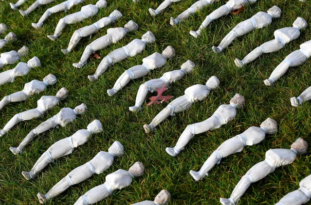 Some of the 72,396 shrouded figures that form part of the “Shroud of the Somme” installation by British artist Rob Heard are seen in London's Queen Elizabeth Olympic Park, in Stratford, London, Britain November 7, 2018. (Photo by Toby Melville/Reuters)