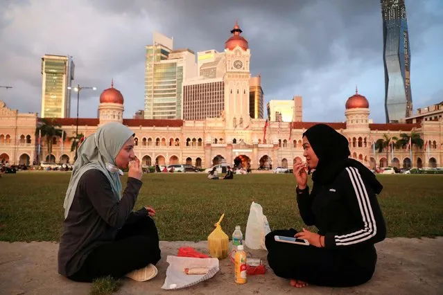 Muslims break their fast at the end of the day during the holy month of Ramadan at Independence Square, amid the coronavirus disease (COVID-19) outbreak, in Kuala Lumpur, Malaysia on April 20, 2021. (Photo by Lim Huey Teng/Reuters)