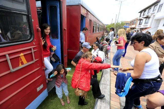 Passengers and tourists alight from a “La Sabana” tourist train in Zipaquira city March 1, 2015. (Photo by Jose Miguel Gomez/Reuters)