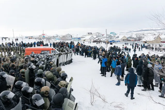 Riot policemen disperse protesters in the town of Baymak in Russia's central Bashkortostan region on January 17, 2024, after a court sentenced a local activist to four years in prison. Fail Alsynov, who campaigns against gold mining in the Urals region and advocates for the protection of the large ethnic Bashkir population's language, was sentenced for “inciting hatred” in the town of Baymak. (Photo by Anya Marchenkova/AFP Photo)