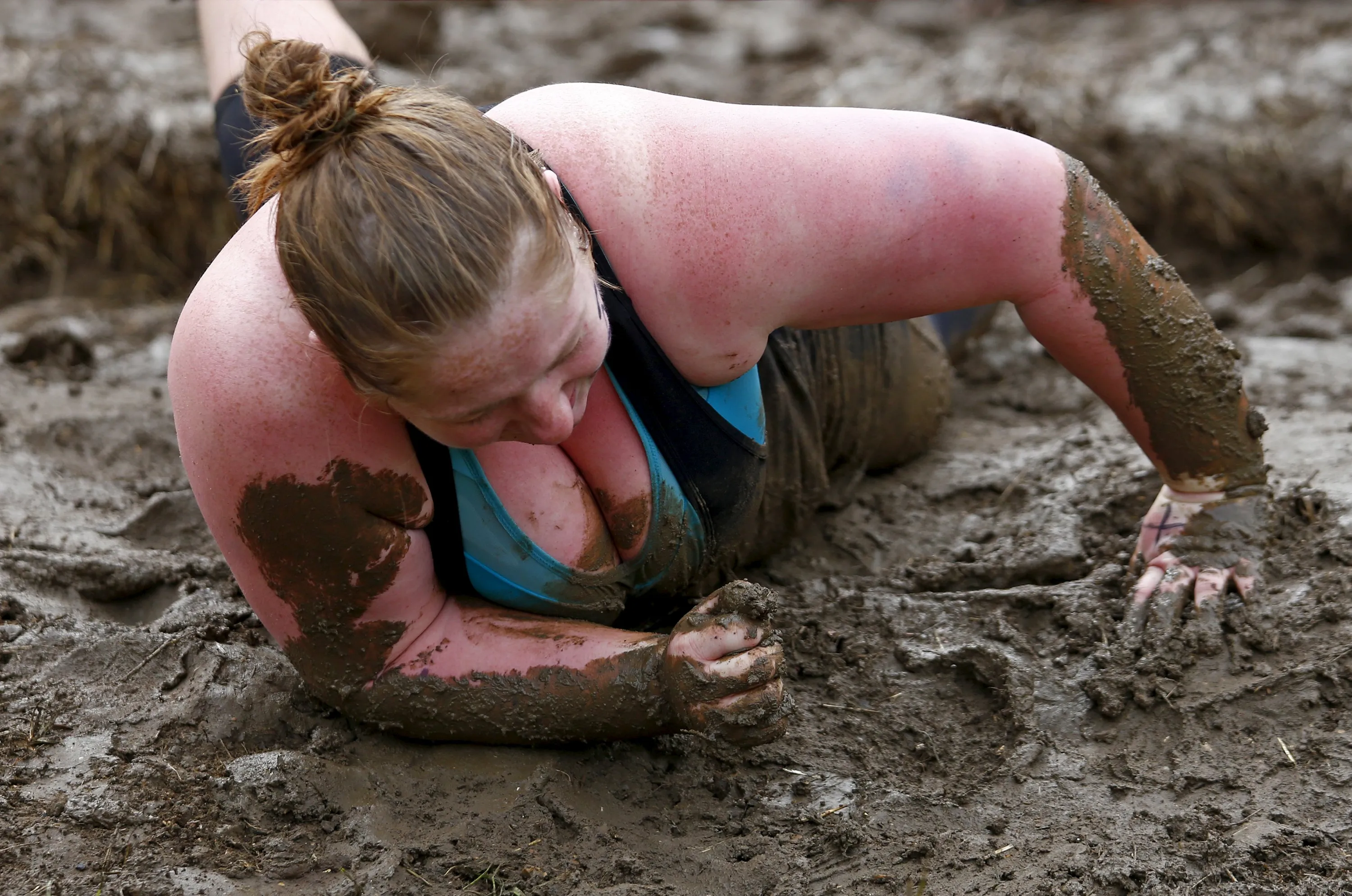 Грязные толстухи. Девушка ползет. Женщина валяется в грязи.