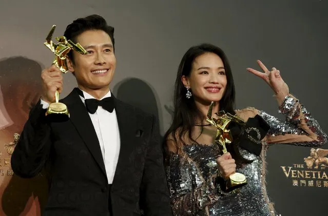 South Korean actor Lee Byung-hun and Taiwanese actress Shu Qi pose with their Best Actor and Best Actress awards at the Asian Film Awards in Macau, China March 17, 2016. (Photo by Bobby Yip/Reuters)