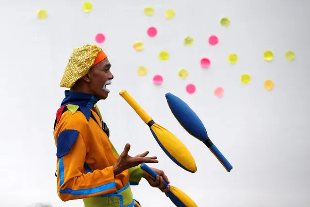 A man dressed as a clown performs juggling as he takes part at Indonesia International Motor Show in Jakarta, Indonesia, April 26, 2019. (Photo by Willy Kurniawan/Reuters)