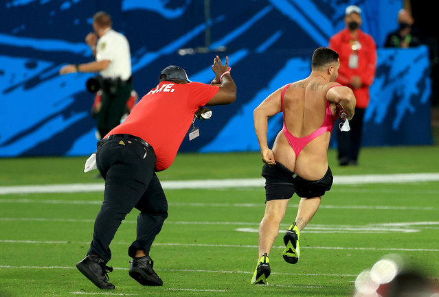 A fan runs on the field during the fourth quarter of Super Bowl LV between the Tampa Bay Buccaneers and the Kansas City Chiefs at Raymond James Stadium on February 07, 2021 in Tampa, Florida. (Photo by Mike Ehrmann/Getty Images)