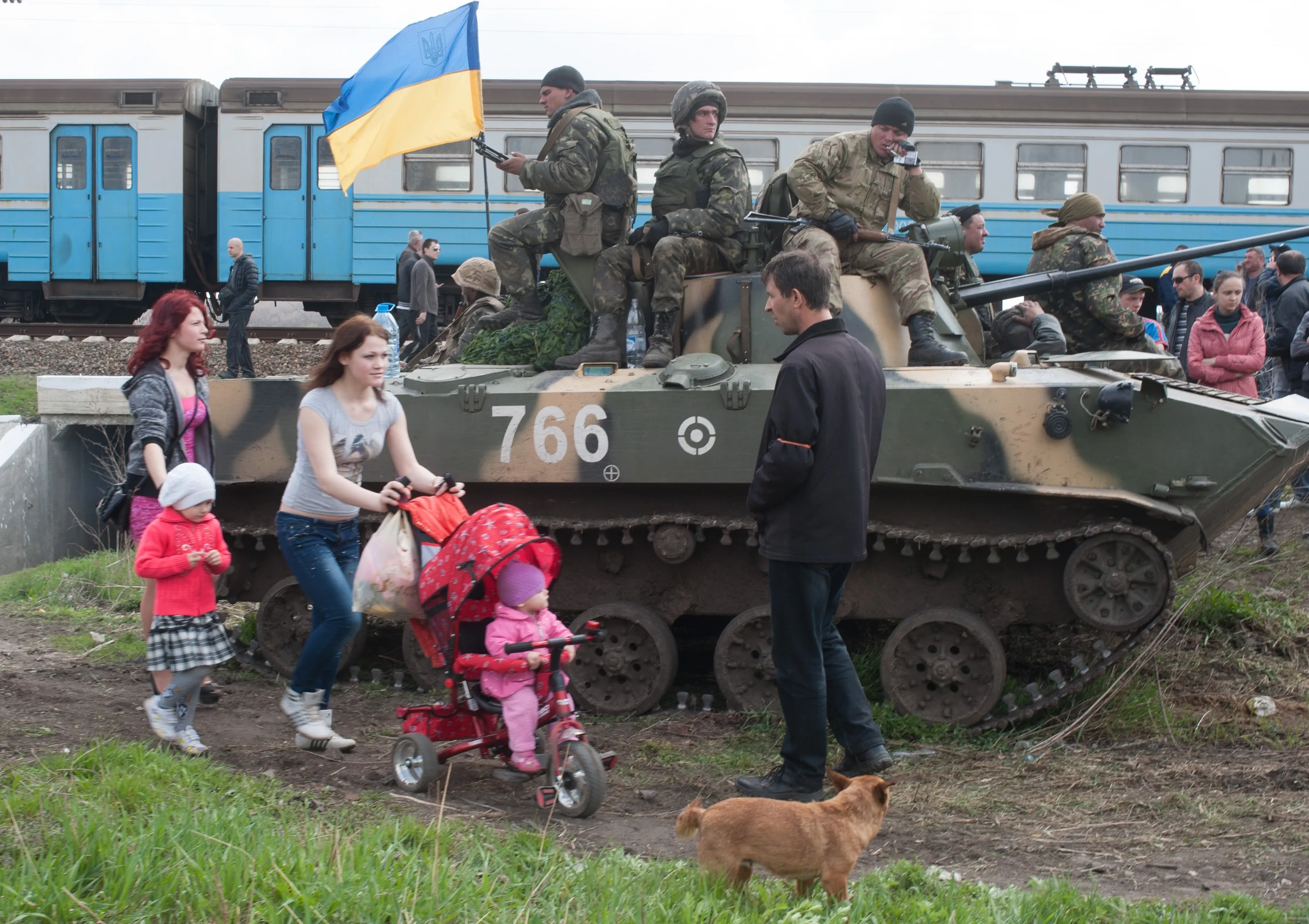 В 2014 году под. БМД-2 Славянск 2014. 2014 Год танки на Донбассе. Люди против танков на Донбассе в 2014.