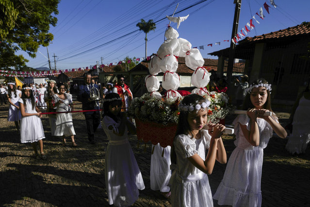 Girls participate in a procession in the Cavalhadas festival in Pirenopolis, Goias, Brazil, Sunday, May 19, 2024. A Portuguese priest brought the tradition to Brazil in the 1800s to celebrate the Holy Spirit and to commemorate the victory of Iberian Christian knights over the Moors. (Photo by Eraldo Peres/AP Photo)