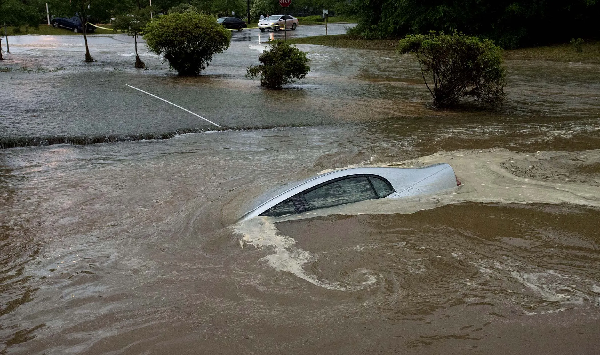Где идет наводнение. Наводнение во Флориде. Прибрежные наводнения. Наводнение машины. Затопленные машины наводнение.