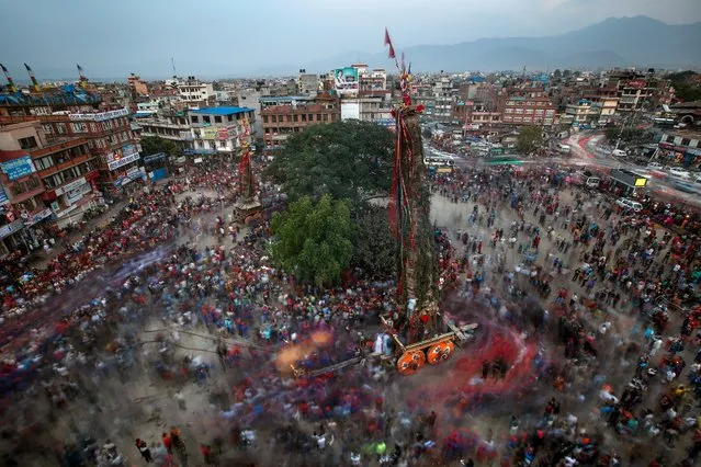 A picture taken with a slow shutter speed shows Nepalese devotees pull a giant wooden chariot during celebrations of the Rato Machhindranath or Rain God festival in Lalitpur, near Kathamandu, Nepal, 05 May 2017. The Hindus and Buddhists of the Newar community in Patan celebrate the Ratomachindranath festival by pulling a 32-feet high wooden chariot all over the valley for a month. The festival is celebrated in the hope of a good harvest, prosperity and good luck, for upcoming year. (Photo by Narendra Shrestha/EPA)