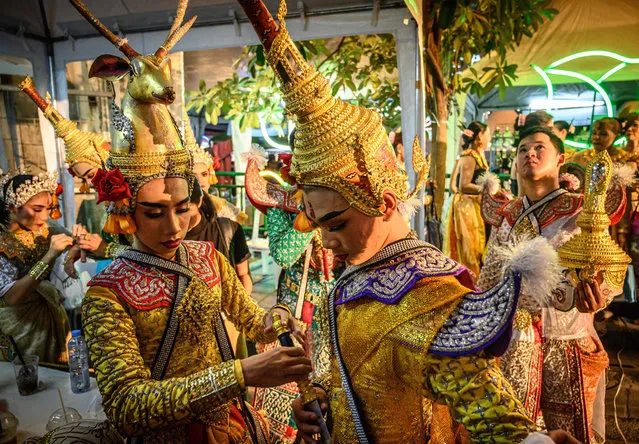 Traditional Thai dancers prepare to perform during a street festival in Bangkok on December 15, 2019. (Photo by Mladen Antonov/AFP Photo)