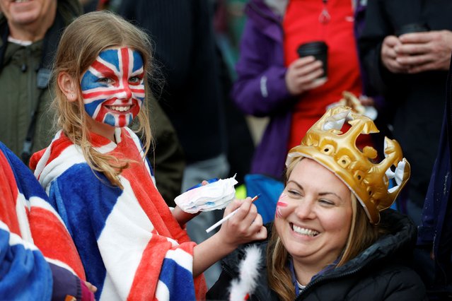 People wait to watch Britain's King Charles' procession to his coronation ceremony from Buckingham Palace to Westminster Abbey, at The Mall in London, Britain on May 6, 2023. (Photo by Stephanie Lecocq/Reuters)