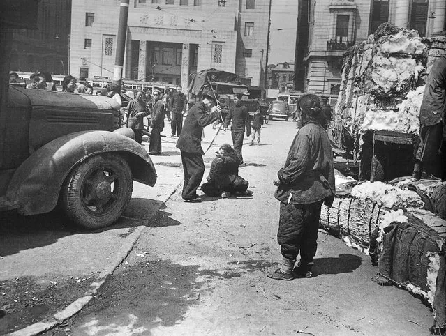 1948年3月,外滩,便衣警察棒打偷拿棉花的老太。 (In March 1948, the Bund, plainclothes police officers wreck stole cotton Granny)